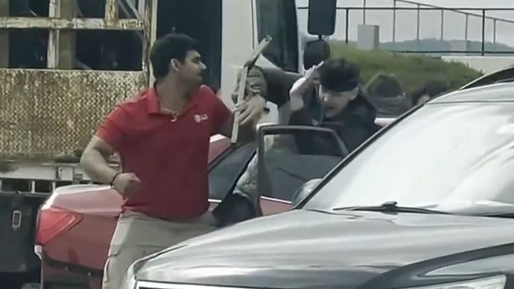 “把钥匙交出来!”澳洲加油站惊现持械劫车,两名司机奋力反击打跑劫匪(组图) - 1