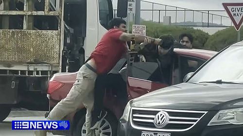 “把钥匙交出来!”澳洲加油站惊现持械劫车,两名司机奋力反击打跑劫匪(组图) - 2