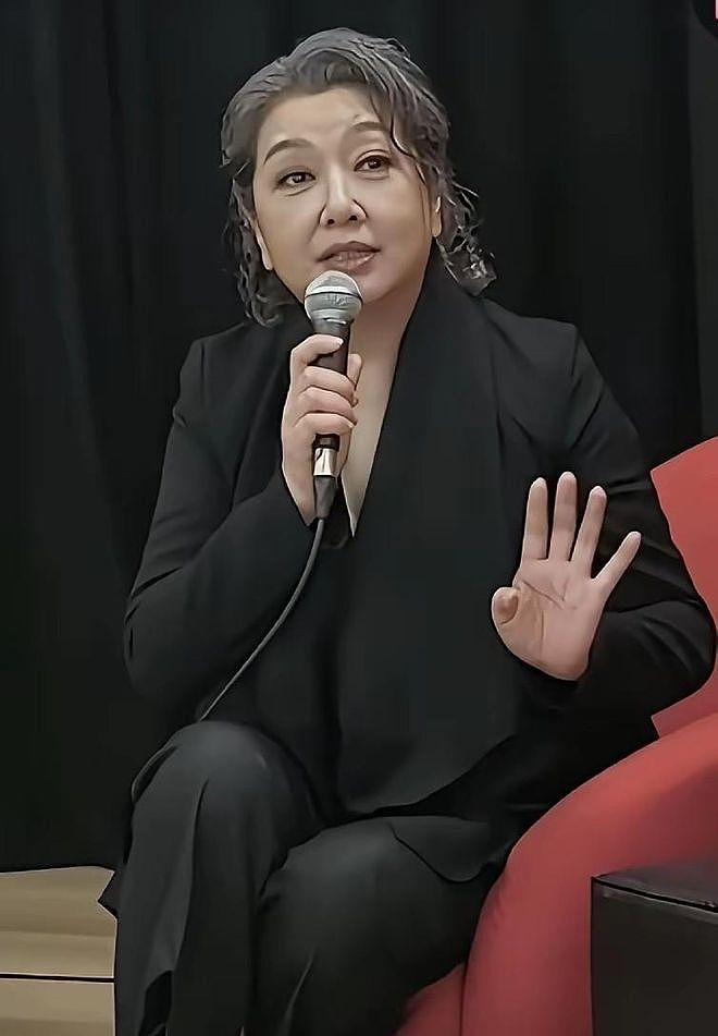 无滤镜后，江珊头发花白，杨幂像灭绝师太，章子怡倪萍傻傻分不清（组图） - 3