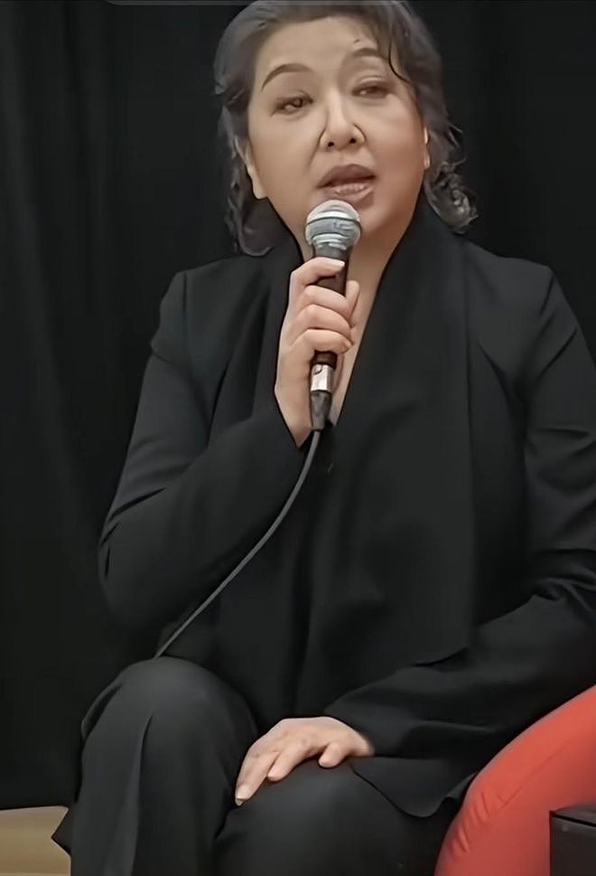 无滤镜后，江珊头发花白，杨幂像灭绝师太，章子怡倪萍傻傻分不清（组图） - 6