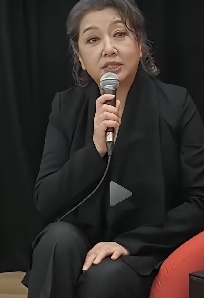 无滤镜后，江珊头发花白，杨幂像灭绝师太，章子怡倪萍傻傻分不清（组图） - 7