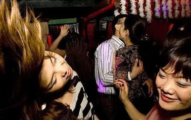 全球首家AI妓院开业!130欧体验沉浸式服务,全程零接触(组图) - 3
