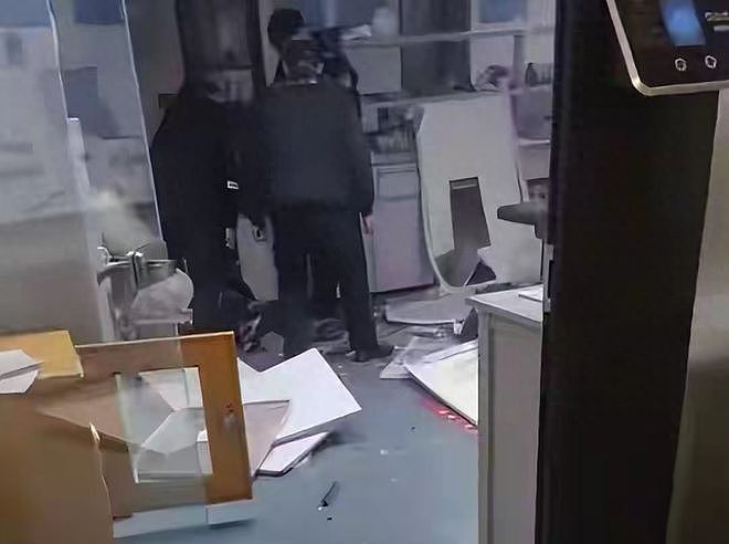 重庆大学实验室闪爆致1死3伤!研二学生为毕设加班竟成永别(组图) - 1