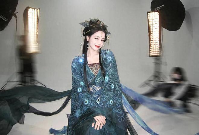 迪丽热巴解约失败?赵露思赔5千万?艺人与经纪公司暗战30年 - 1