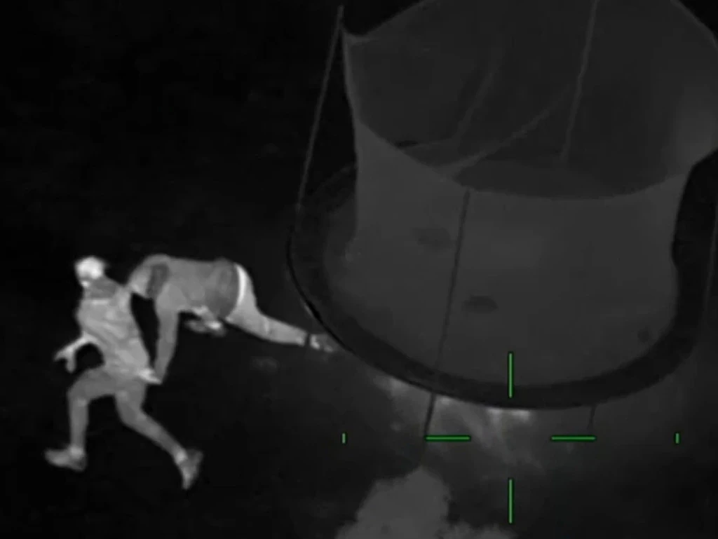 5蒙面匪徒凌晨强闯澳民宅!屋主反锁卧室逃过一劫,看着奥迪被盗走(组图) - 3