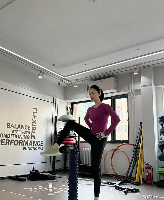 46岁姚晨健身照炸屏，素颜水灵腰腹紧致，同贾玲共用金牌教练（组图） - 4