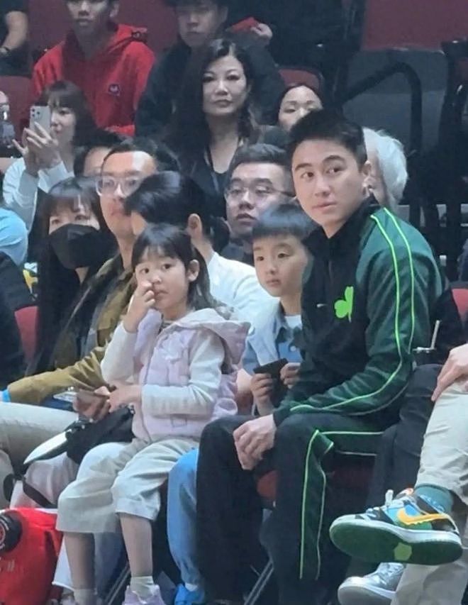何猷君带娃看东超决赛，俩孩子正脸曝光，儿子像妈妈，女儿像爸爸（组图） - 1