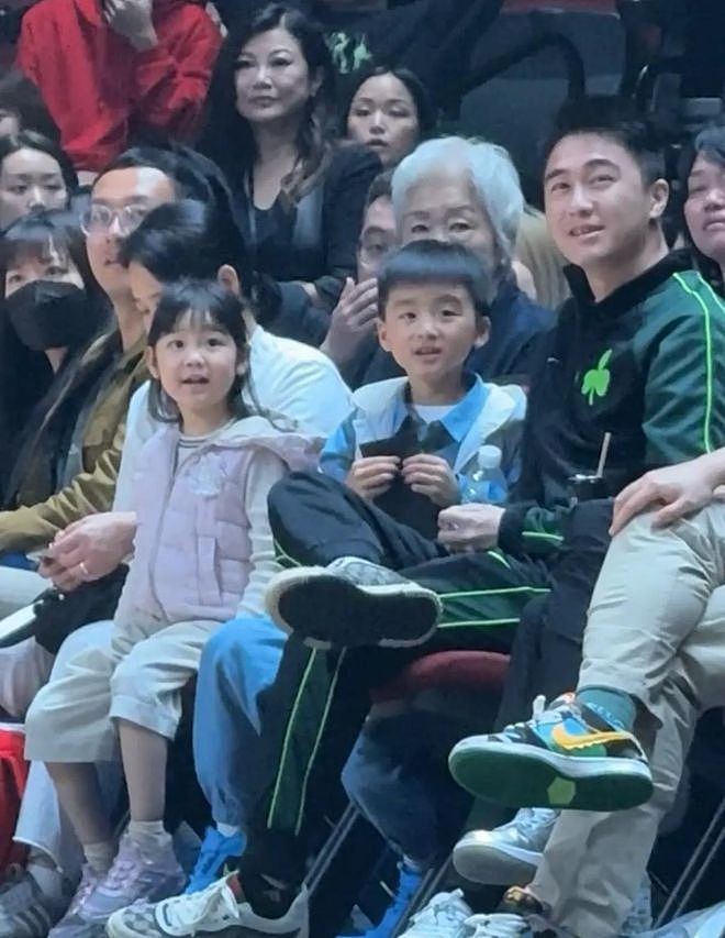 何猷君带娃看东超决赛，俩孩子正脸曝光，儿子像妈妈，女儿像爸爸（组图） - 2