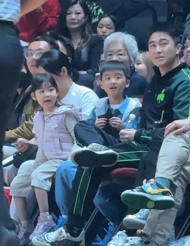 何猷君带娃看东超决赛，俩孩子正脸曝光，儿子像妈妈，女儿像爸爸（组图） - 3