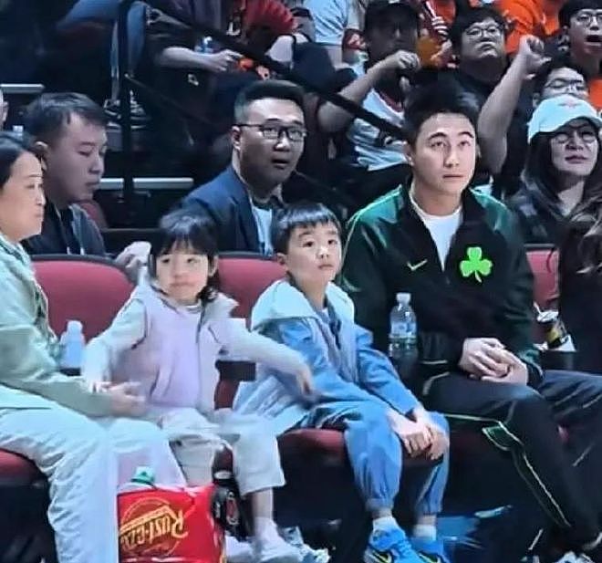 何猷君带娃看东超决赛，俩孩子正脸曝光，儿子像妈妈，女儿像爸爸（组图） - 4