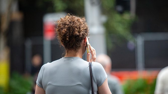 Optus又双叒崩了!超14万澳人断网,000急救电话打不通(组图) - 2