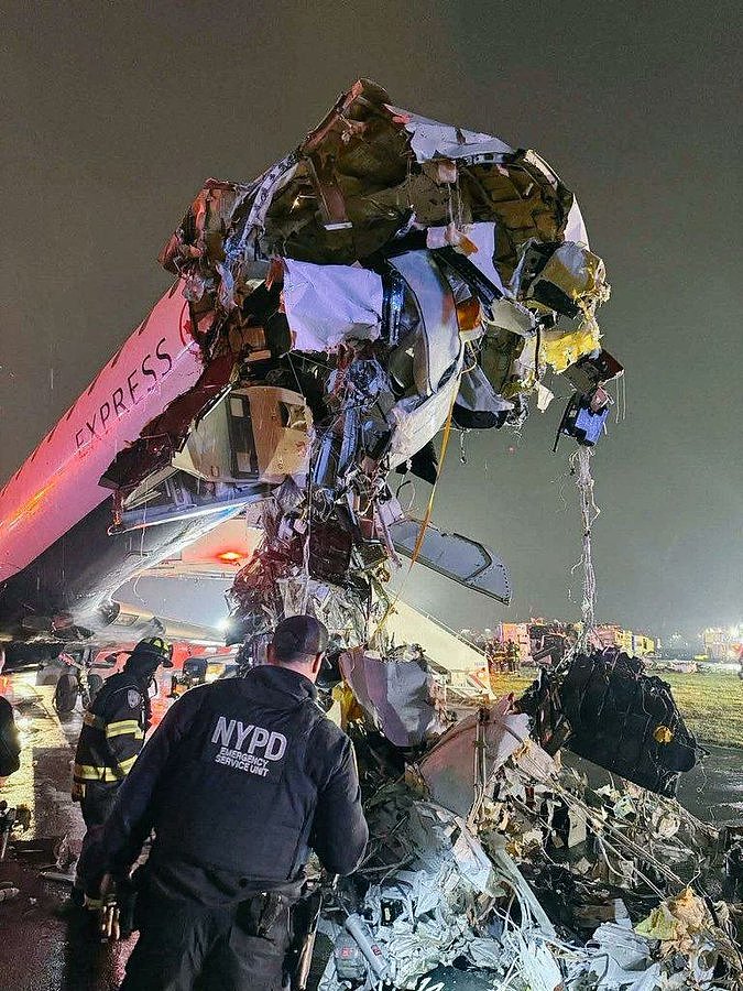 纽约机场一客机与消防车相撞，机长和副机长身亡（组图） - 1