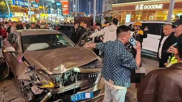 重庆观音桥私家车失控冲撞行人,警方:司机疑突发疾病抢救不治(组图) - 1