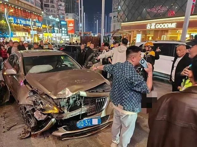 重庆观音桥私家车失控冲撞行人,警方:司机疑突发疾病抢救不治(组图) - 2