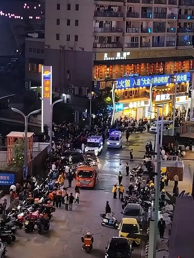重庆观音桥私家车失控冲撞行人,警方:司机疑突发疾病抢救不治(组图) - 3