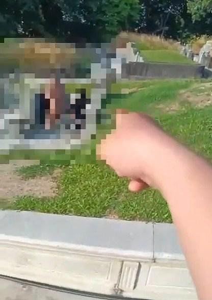拜山活春宫！全裸男女墓碑前激战遭“活捉”，报警下场惨了（组图） - 10