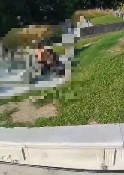 拜山活春宫！全裸男女墓碑前激战遭“活捉”，报警下场惨了（组图） - 11