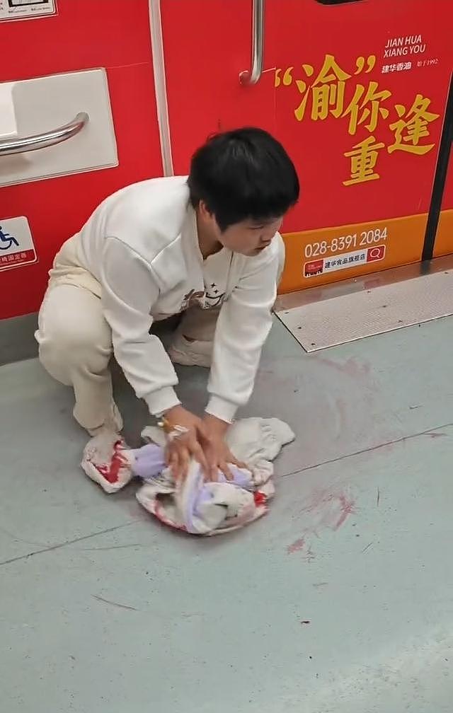 22岁女孩地铁吐血后脱衣将地板擦干，当事人：不想把别人鞋子弄脏（组图） - 1