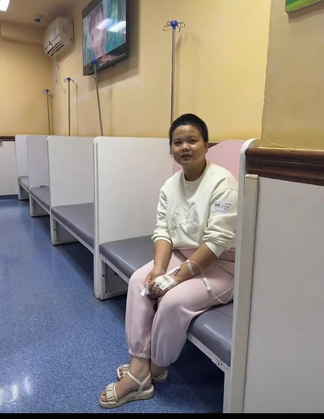 22岁女孩地铁吐血后脱衣将地板擦干，当事人：不想把别人鞋子弄脏（组图） - 2