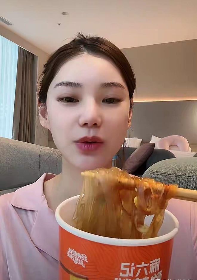 马筱梅更新动态，晒出小汪宝的满月照片，遗传妈妈元宝嘴，好可爱（组图） - 5