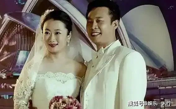 央视铁才女辞去饭碗,带着儿子嫁给穷小子,20年过去,才知道她有多明智(组图) - 1