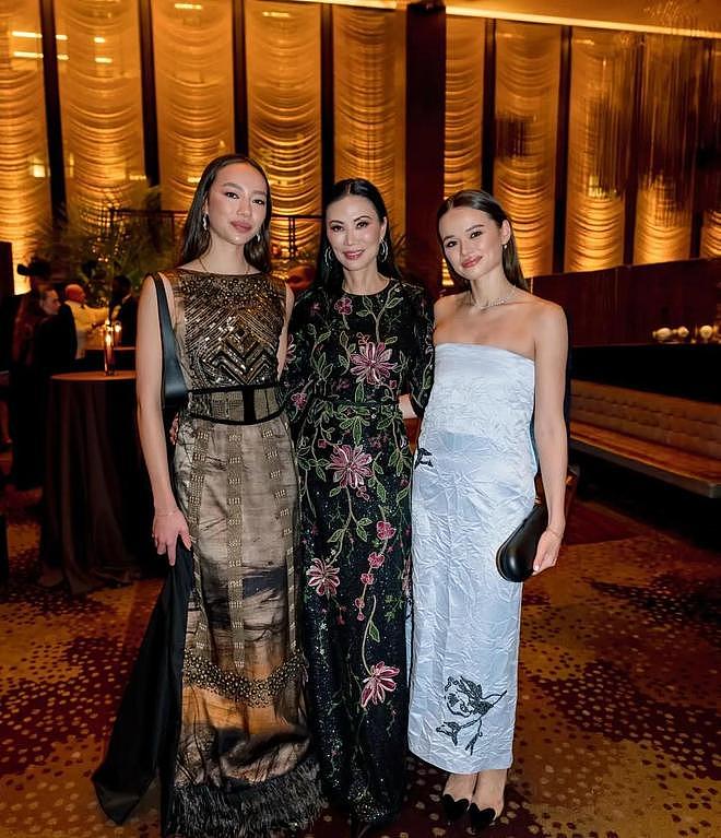 默多克过95岁生日，只邀请了3个孩子，邓文迪陪两个女儿盛装出席（组图） - 9