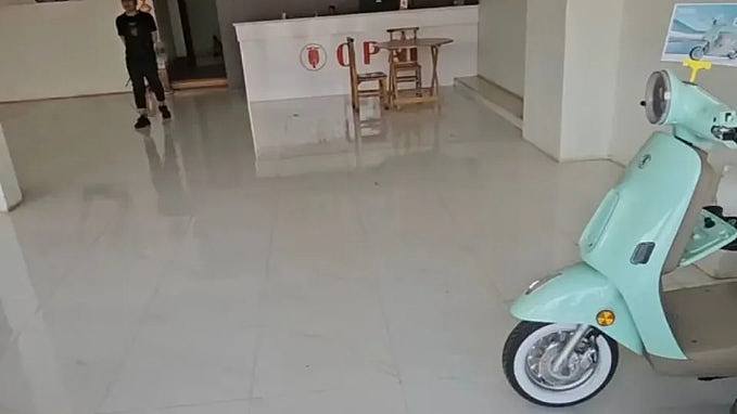 中东局势致老挝“油荒”，带火华人电动单车行，一千多辆15日售罄（组图） - 1