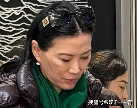 北京街头偶遇57岁邓文迪，纯素颜逛杂货铺（组图） - 1