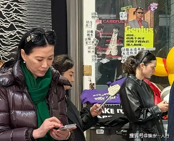 北京街头偶遇57岁邓文迪，纯素颜逛杂货铺（组图） - 4