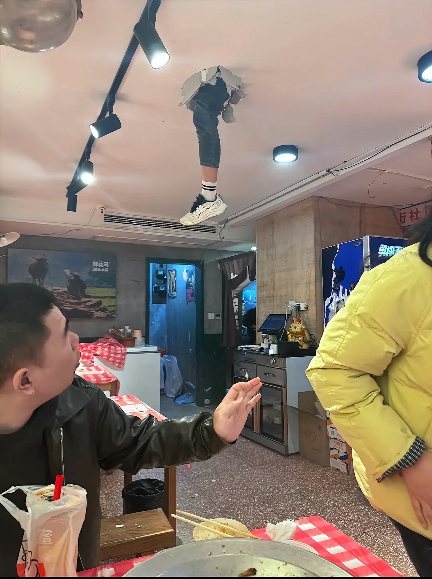 武汉一饭店天花板突然掉出人腿，食客惊慌急逃（图） - 1