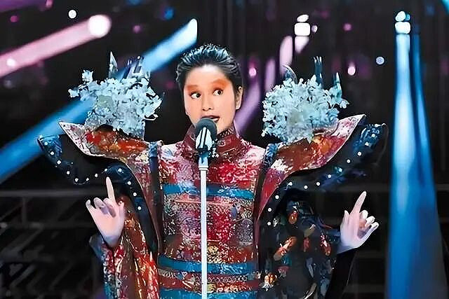 54岁瞿颖再翻红，活成打工人嘴替（组图） - 9