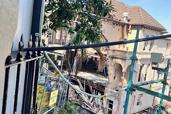 澳洲百年豪宅改建突发坍塌!千万级工程竟变“事故现场”(组图) - 1