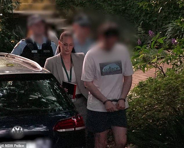 悉尼顶级私校男教师被捕!涉嫌向14岁女孩购买性内容,面临多项指控(组图) - 2