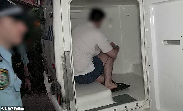 悉尼顶级私校男教师被捕!涉嫌向14岁女孩购买性内容,面临多项指控(组图) - 3