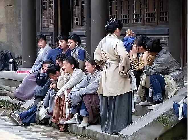 美女泛滥，懒汉遍地！横店20万群演陷入困境：时薪降至13.5元，恐难维持生活（组图） - 2