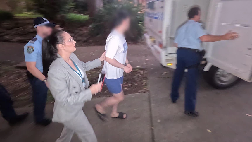 假扮17岁少年以金钱诱惑少女发裸照!悉尼男教师非法诱拐未成年人被捕(组图) - 1