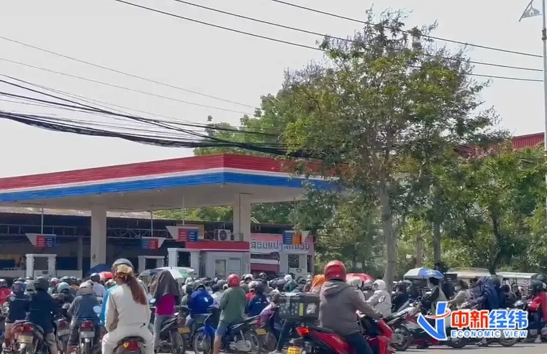 电车4S店销售火爆，东南亚华商亲历“油荒”（组图） - 1