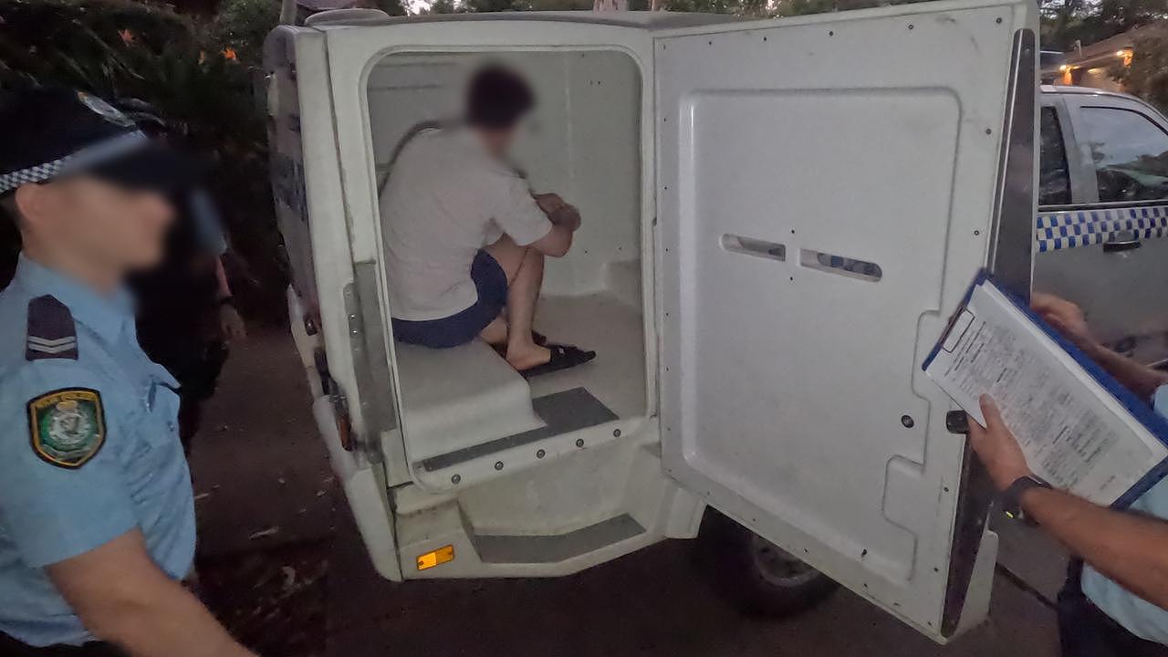 悉尼名私校男教师被捕！涉嫌花钱诱骗14岁女孩发裸照，校方“深感不安” - 1