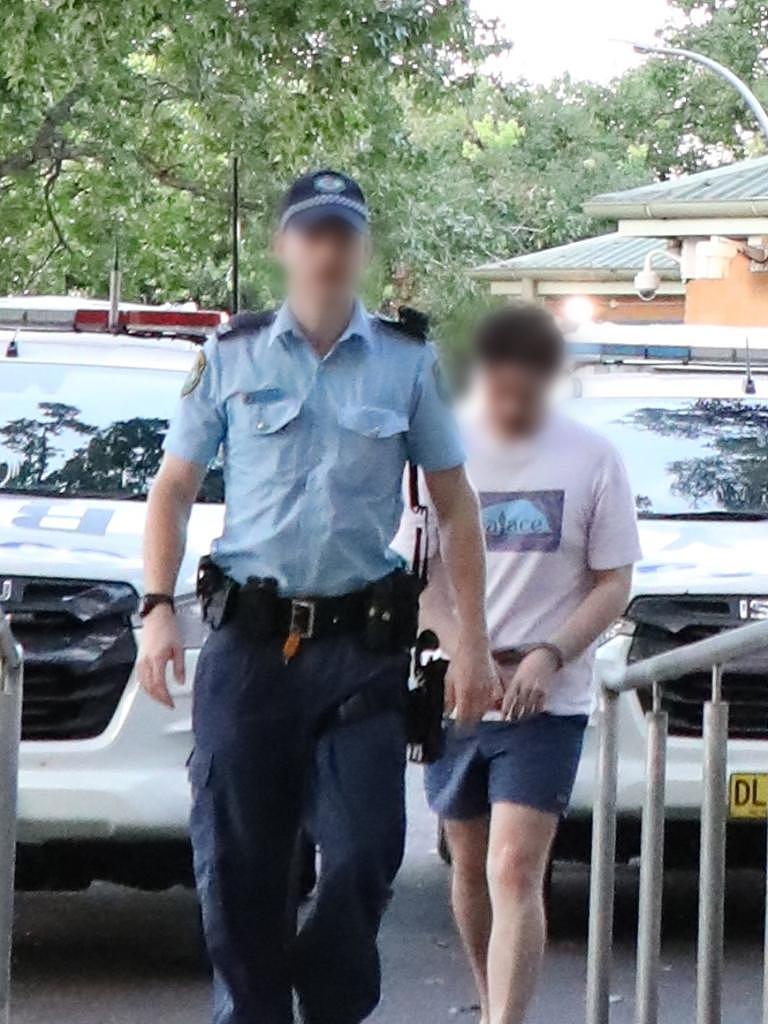 悉尼名私校男教师被捕！涉嫌花钱诱骗14岁女孩发裸照，校方“深感不安” - 2