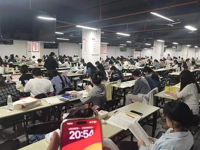 被“应届生身份”困住的中国年轻人：打零工续命，赌一场不确定的上岸 - 10