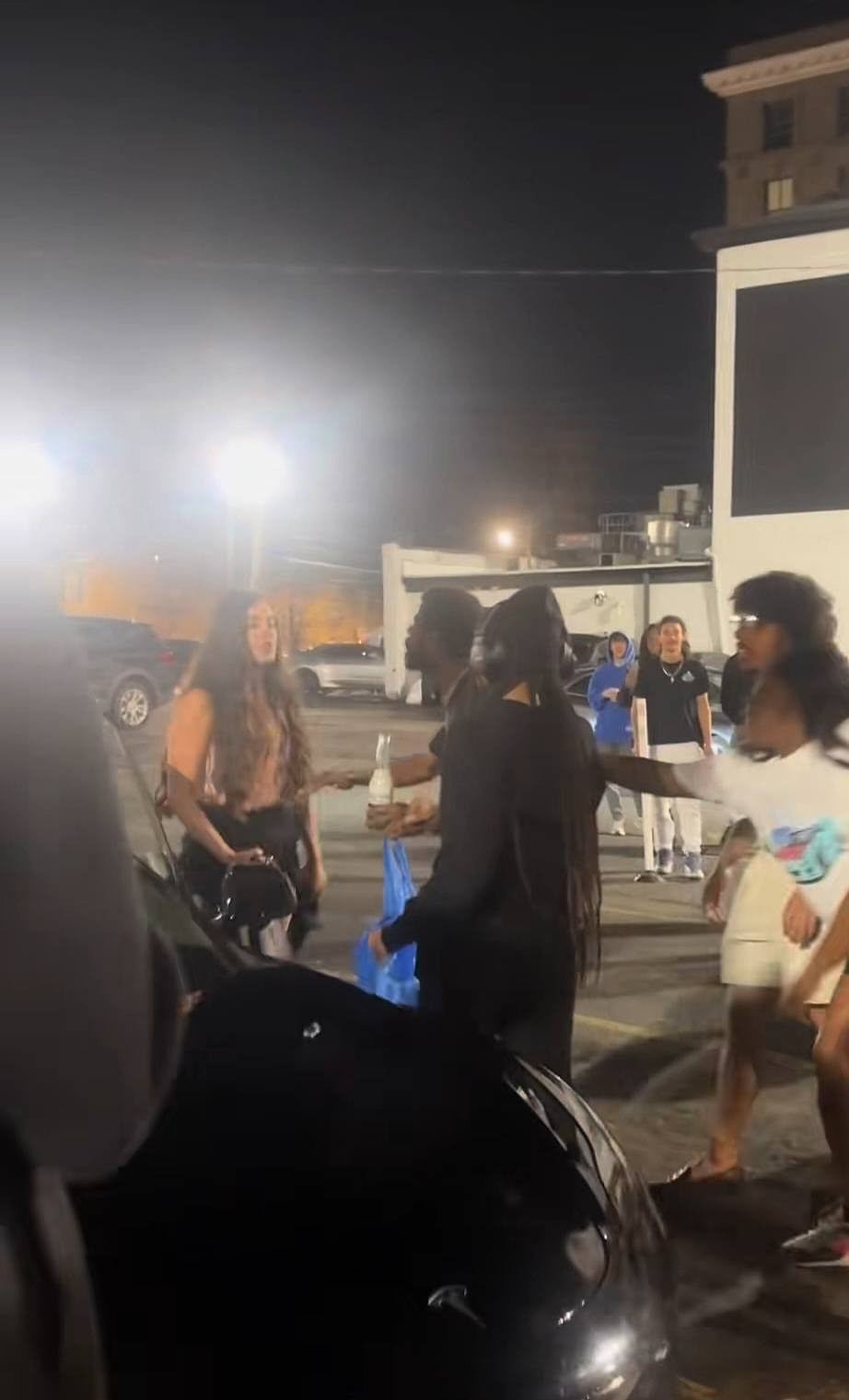 美国20岁女酒驾疯狂撞人群酿4伤!“被捕照露齿笑”引争议(视频/组图) - 2