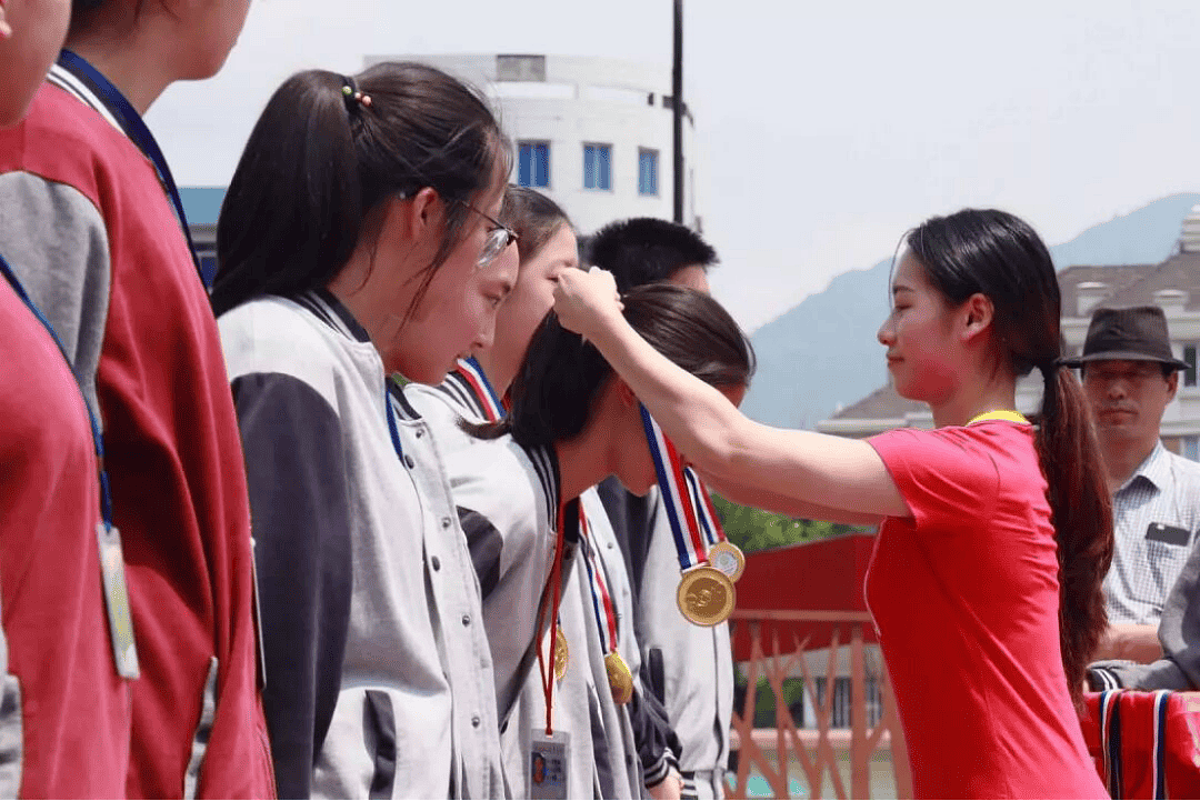 中国退役体操冠军，直播“擦边”之后（组图） - 1