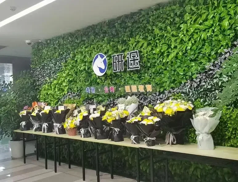 张雪峰去世仅1天,办公室曝光!写真照被指像遗照(组图) - 2