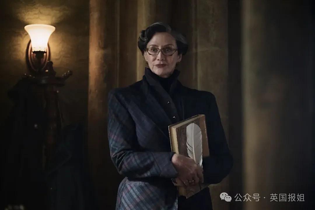 新版《哈利·波特》非裔斯内普教授首曝光！梳脏辫戴金戒引热议，演员本人却称被死亡威胁（组图） - 8