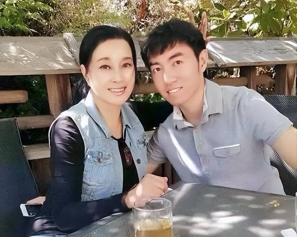 刘晓庆公开炮轰外甥造谣：75岁无儿无女，养老钱归属引发家庭矛盾 - 1