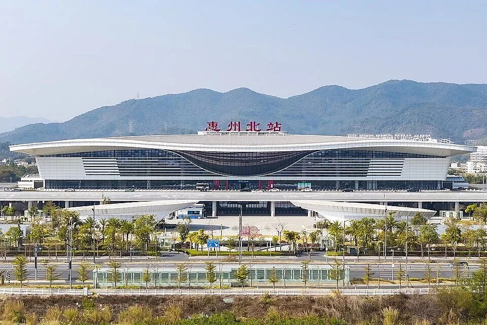 房价暴跌的惠州,成了中产的迪拜平替 - 1