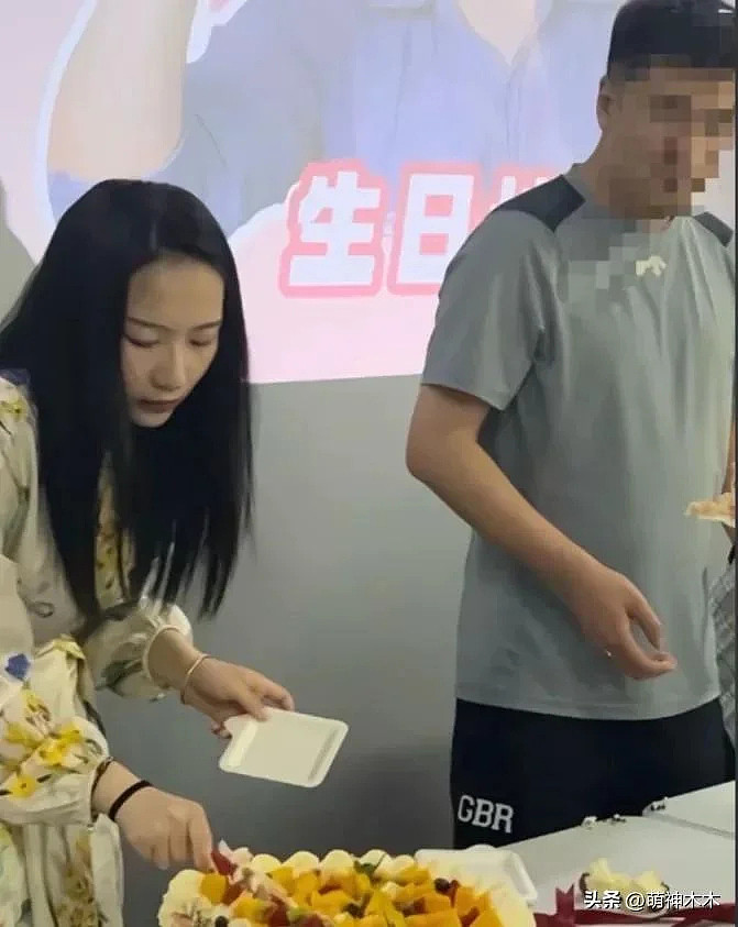 张雪峰前女友哭红眼,否认介入张雪峰婚姻(组图) - 17