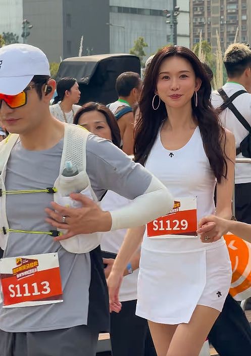炸屏跑圈!51岁林志玲跑马拉松,生图状态封神,网友:满50减30!(组图) - 5