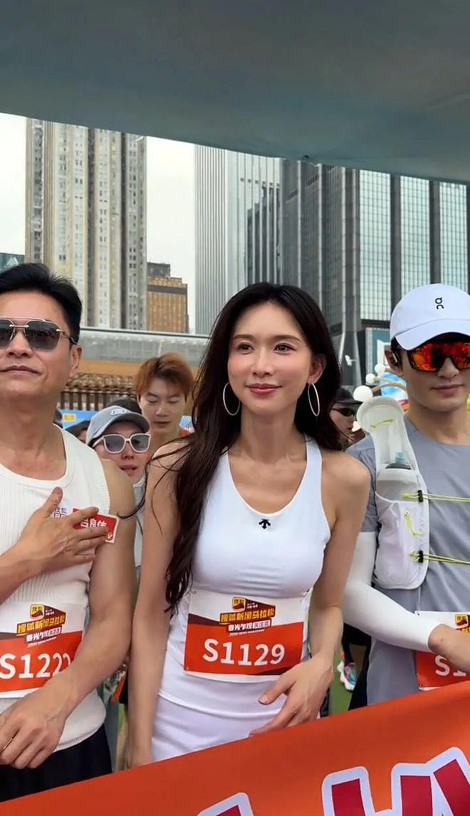 炸屏跑圈!51岁林志玲跑马拉松,生图状态封神,网友:满50减30!(组图) - 6