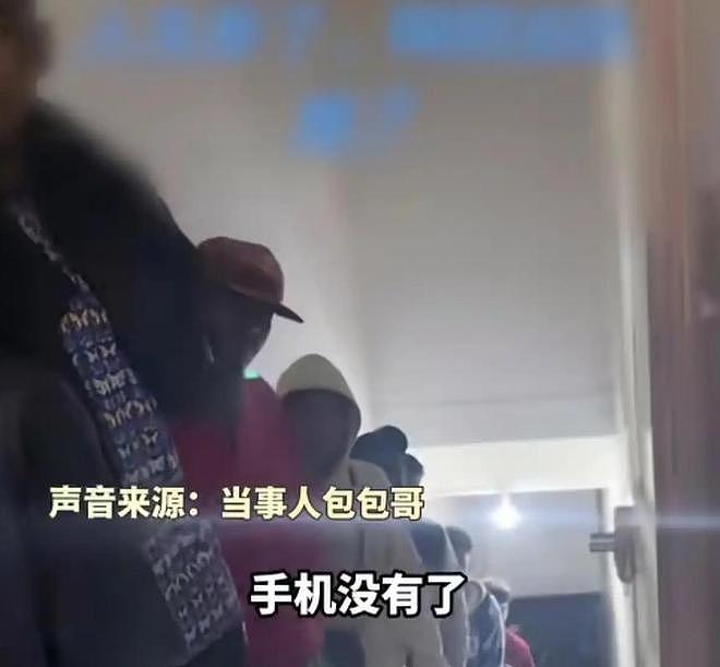 浙江男子在非洲开“手机网吧”爆火！1.5元一小时，每天200人排队 - 1